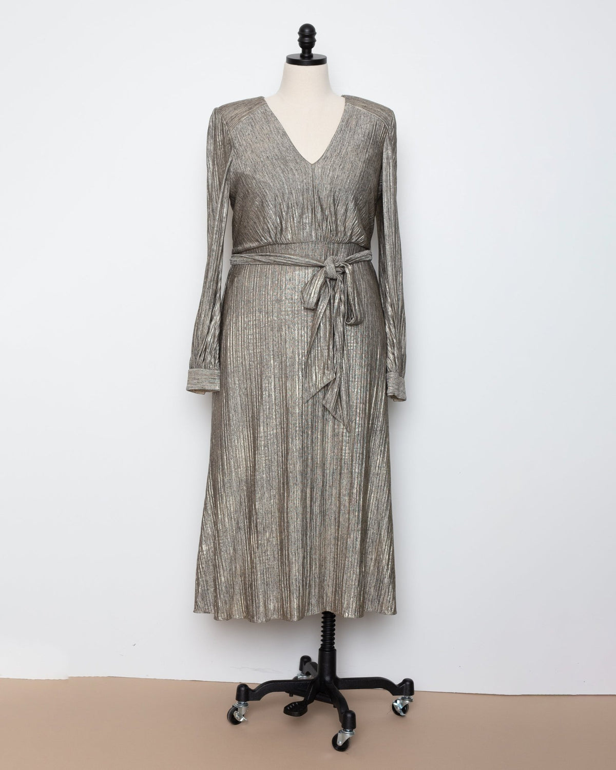 Badgley Mischka Gold Pleated Belted Midi Dress – US 12 - Wind & Song