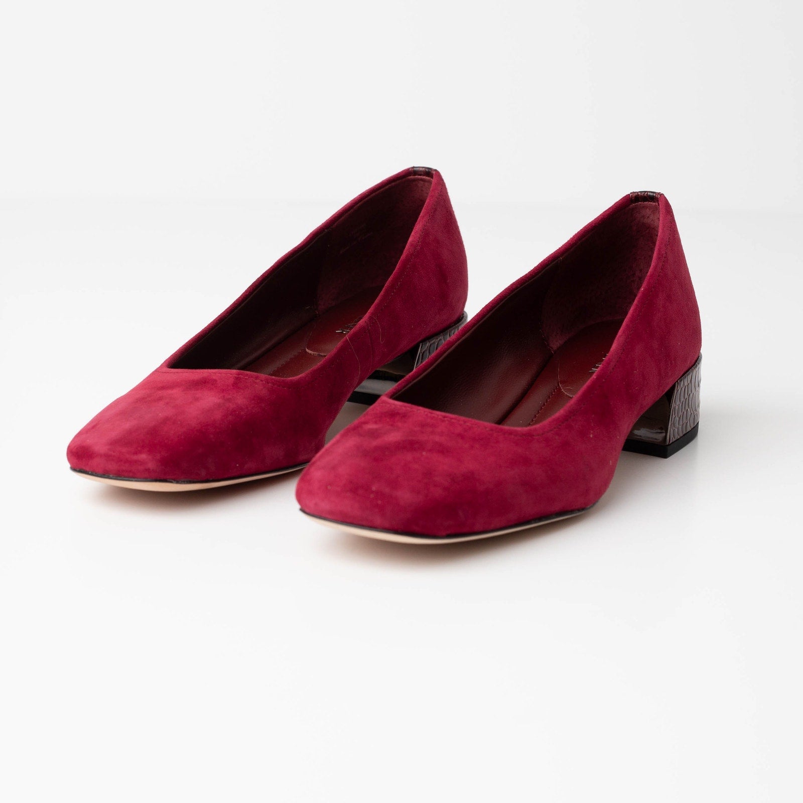 DONALD PLINER Suzette Pointed Toe Pump In Bordeaux - Wind & Song