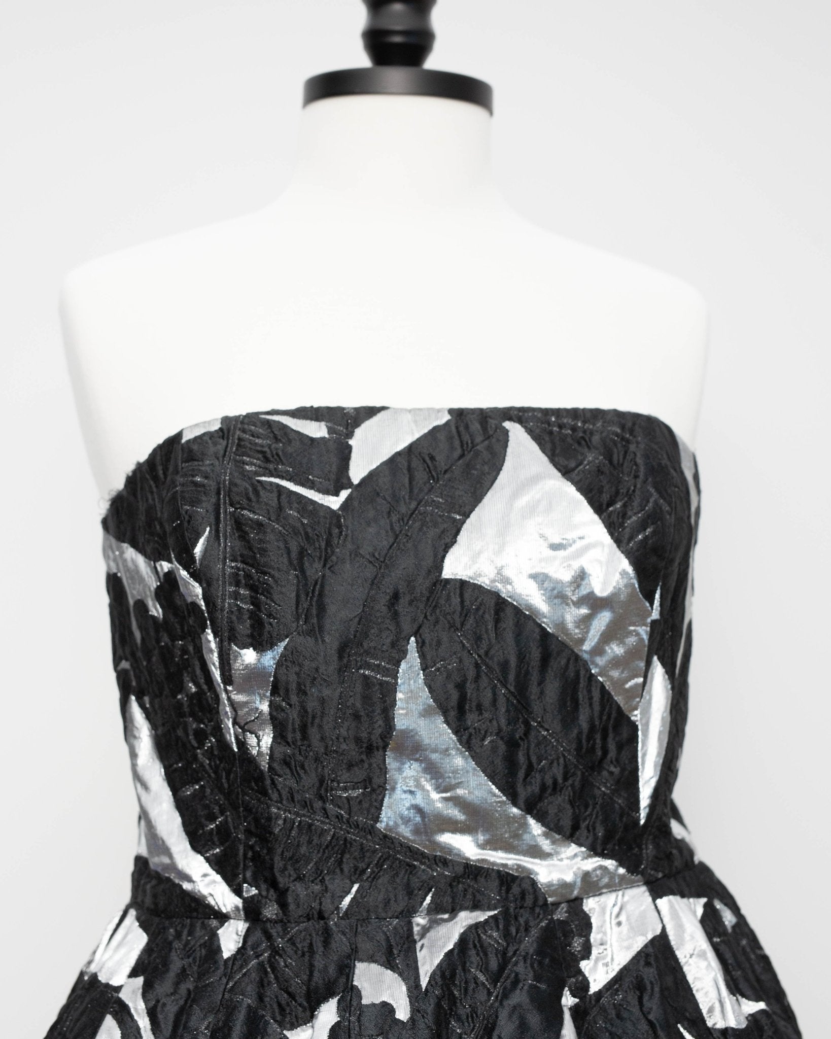 Oscar de la Renta Black Strapless Jacquard Midi Dress – Size 10 - Wind & Song